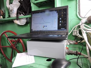 В кабине тепловоза размещен модуль преобразования сигналов и переносной компьютер.